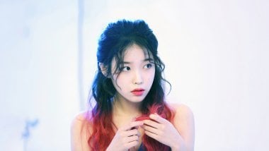 IU with red hair at the ends Kpop Wallpaper