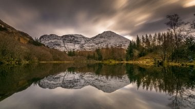 Mountains in the forest reflected in lake cloudy day Wallpaper