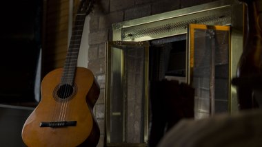 Guitarra en habitación Fondo de pantalla