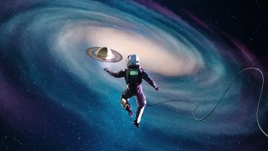 Astronauta in space going towards planet Wallpaper