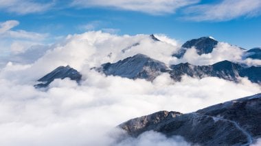 Montañas entre las nubes Fondo de pantalla