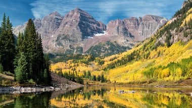Maroon Lake in Colorado during autumn Wallpaper