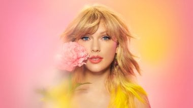 Taylor Swift con flor Fondo de pantalla