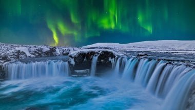 Waterfalls with northern lights Wallpaper
