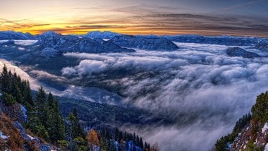 Niebla sobre las montañas en Austria Fondo de pantalla