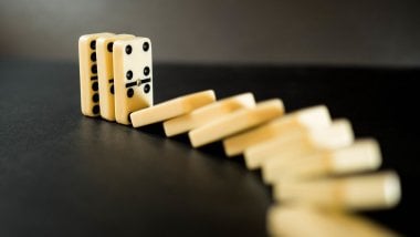 Dominos sobre mesa Fondo de pantalla
