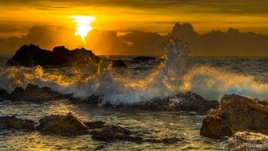 Waves in the sea at sunset Wallpaper