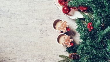 Cafe y galletas de jengibre con decoraciones navideñas Fondo de pantalla
