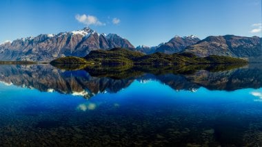 Lago reflejando montañas Fondo de pantalla