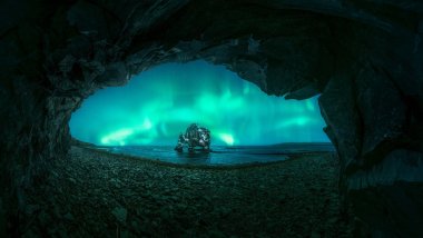 Aurora polar a traves de una cueva Fondo de pantalla