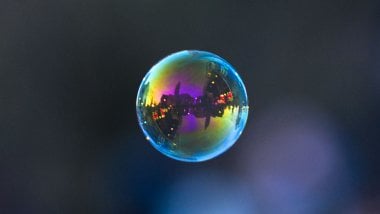 Burbuja reflejando ciudad Fondo de pantalla