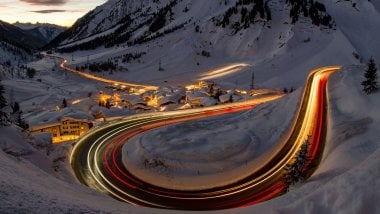 Carretera en montaña nevada Fondo de pantalla