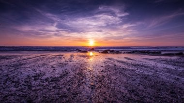 Purple sunset from the beach Wallpaper