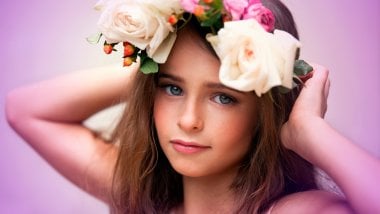 Una niña con flores Fondo de pantalla
