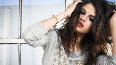 Selena Gomez grabbing her hair Wallpaper