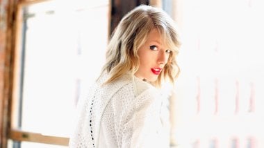 Taylor Swift in a room Wallpaper