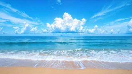 Playa soleada vista al mar con nubes dispersas Fondo de pantalla