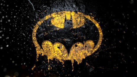 Logo Batman con salpicaduras de pintura y gotas de agua Fondo de pantalla