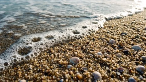 Textura de arena de playa con olas suaves – Fotografía macro Fondo de pantalla