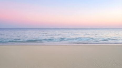 Playa minimalista en tonos pastel con cielo degradado al atardecer Fondo de pantalla