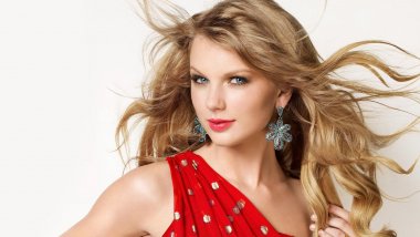 Taylor Swift with long hair Wallpaper