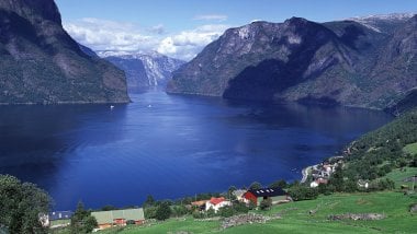 Aurlandsfjord en Noruega Fondo de pantalla
