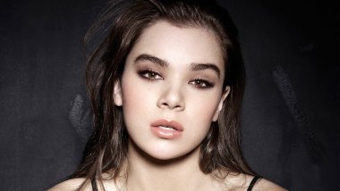 Actress and singer Hailee Steinfeld Wallpaper