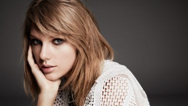 Taylor Swift with short hair Wallpaper