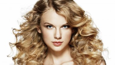 Taylor Swift with curls Wallpaper