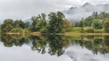 Reflections in a lake Wallpaper