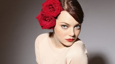Emma Stone with a headdress of roses Wallpaper