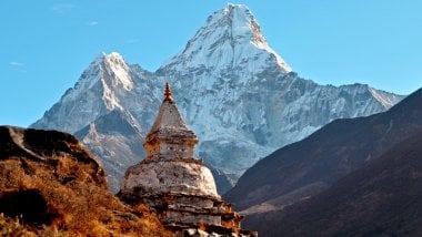 Templo Ama Dablam en el Himalayas Fondo de pantalla