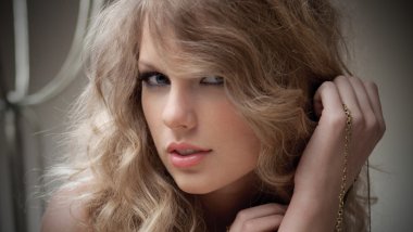 Taylor Swift with curly hair Wallpaper