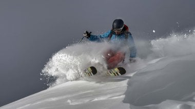 Esquiador en una montaña Fondo de pantalla