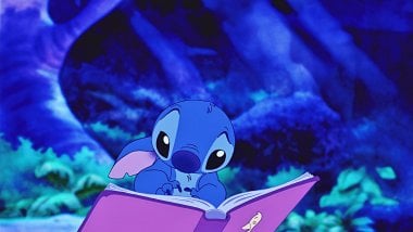 Stitch leyendo El Patito Feo Fondo de pantalla
