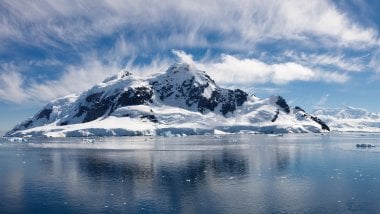 Montañas nevadas en Océano Ártico Fondo de pantalla