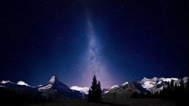 Montañas de noche y estrellas Fondo de pantalla