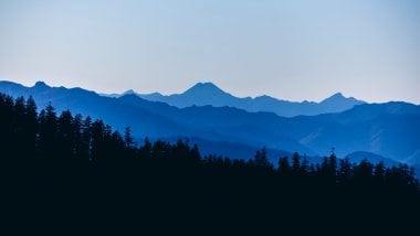 Montañas azules en anochecer Fondo de pantalla