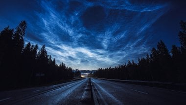 Carretera de anochecer nubes y bosque Fondo de pantalla