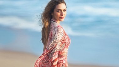 Elizabeth Olsen In Beach Wallpaper
