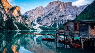 Lago Prags en Italia Fondo de pantalla