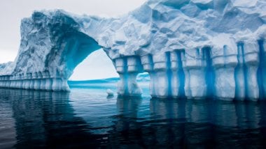 Icebern in Antarctica\'s sea Wallpaper