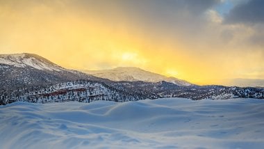 Winter sunset with mountains Wallpaper