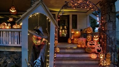 House decorated for halloween Wallpaper