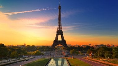Torre Eiffel en Paris al atardecer Fondo de pantalla