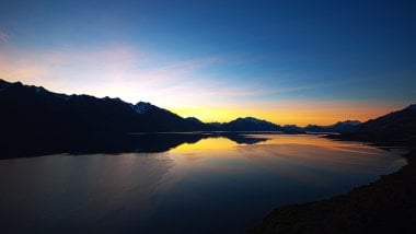 Puesta de sol en un lago Fondo de pantalla