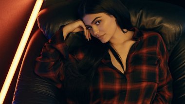 Kylie Jenner acostada en sillón Fondo de pantalla