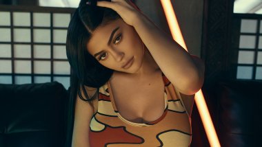Kylie Jenner looking at the camera Wallpaper