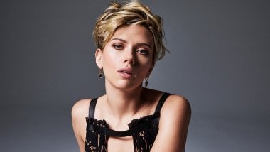 Scarlett Johansson with blonde short hair Wallpaper