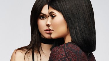 Kendall Jenner and Kylie Jenner side face Wallpaper